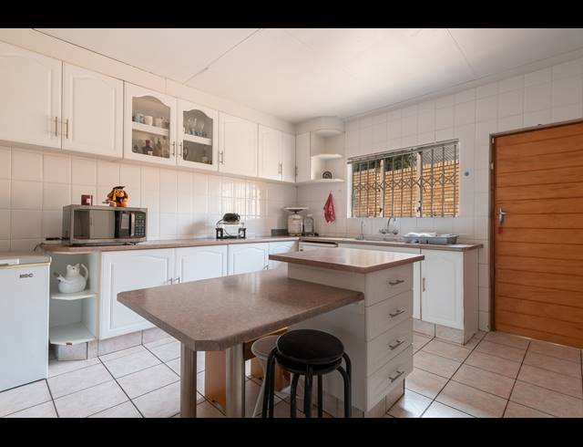 4 BEDROOM FREEHOLD FOR SALE IN OAKDENE